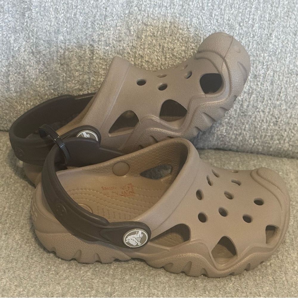 NWOT Crocs 202607 Kids Swiftwater Clog Slipon Shoes In Size C10 Khaki / Stucco